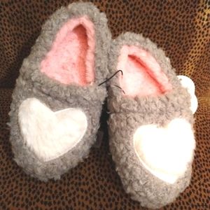 Wonder Nation- Girls Gray and White Fluffy Sherpa Heart Kids Slippers-Size 11/12